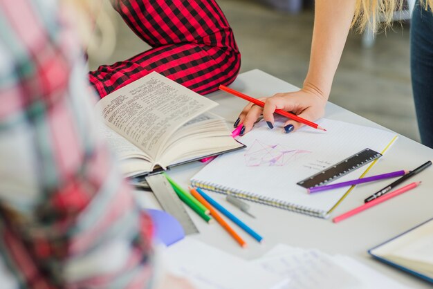 書籍でテーブルで働く人々を刈る