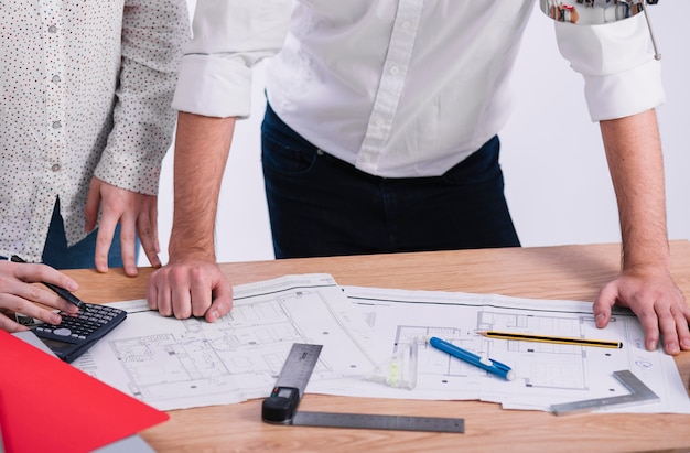 Foto gratuita ritaglia le persone che lavorano con le bozze