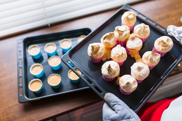 Foto gratuita vassoio per il trasporto di persona con muffin