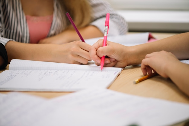 メモを取る学生を切り抜く