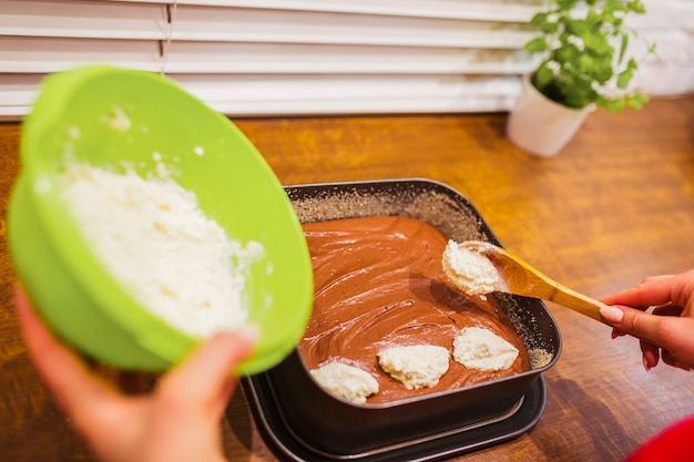 無料写真 クリームの女性の生のケーキを飾る