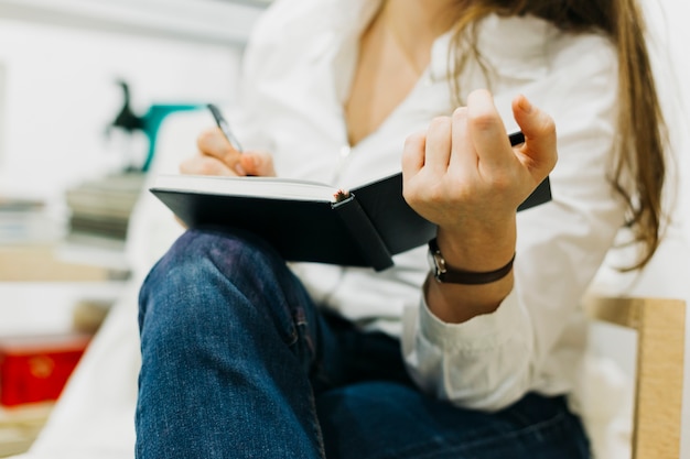 Ritaglia la donna che disegna con la fodera fine