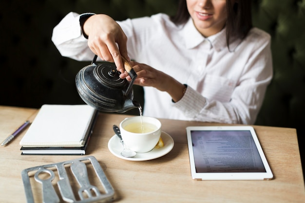 Raccolga la donna che ha tè mentre studiava