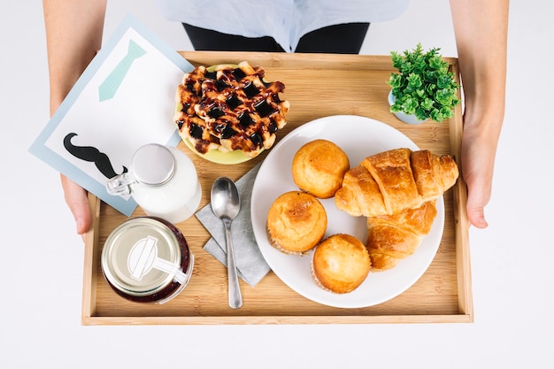 Foto gratuita raccogli il vassoio della tenuta della donna con alimento