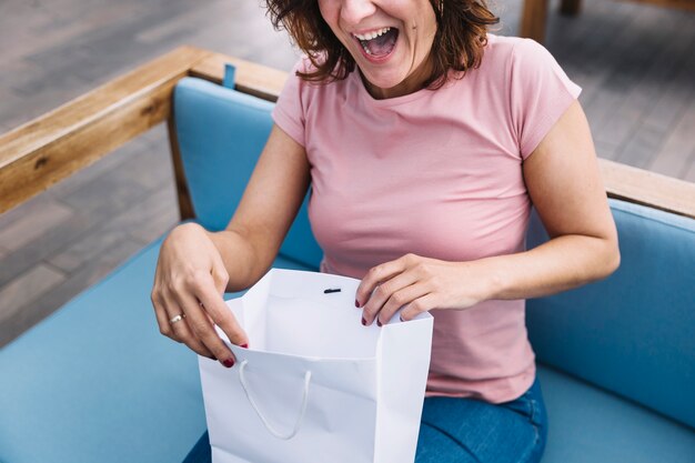 Foto gratuita raccogli la donna aprendo il sacchetto di carta