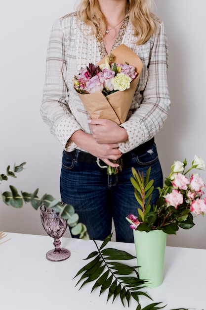 Free photo crop woman posing with flower bunch