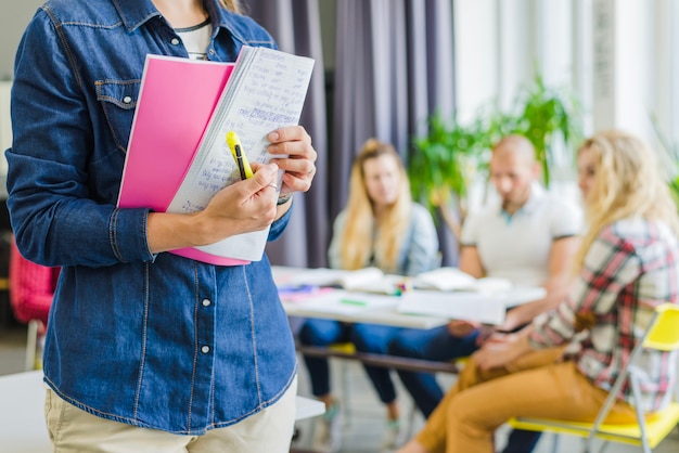 Foto gratuita donna di coltura in posa con le note