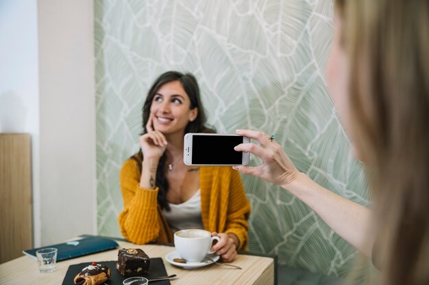 作物の女性は友人の写真を撮る