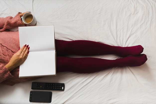 Foto gratuita ritaglia la donna con caffè e quaderno