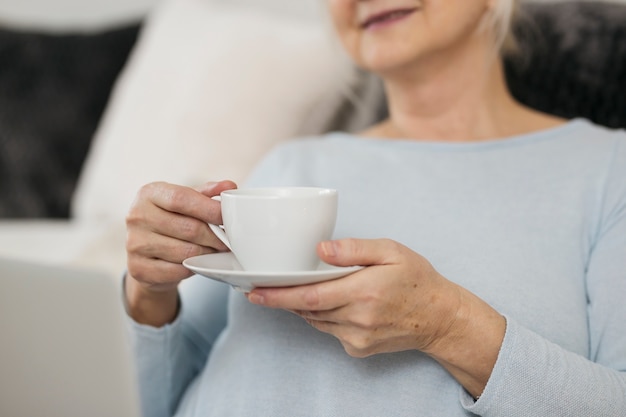 Raccolga donna con bevanda calda