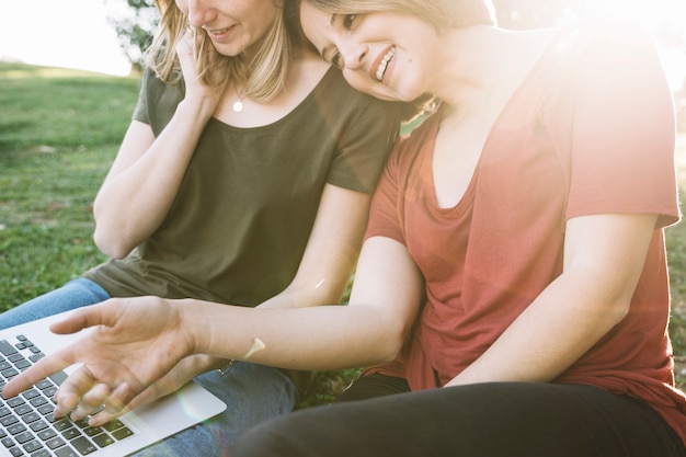 Foto gratuita ritaglia le donne usando il portatile a terra