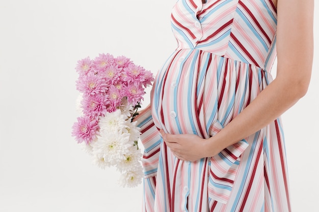 임신 한 여자의 자른 이미지