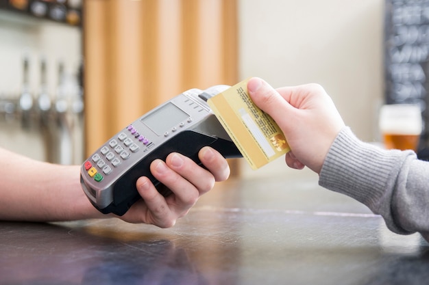 A customer paying with credit card | Photo: Freepik