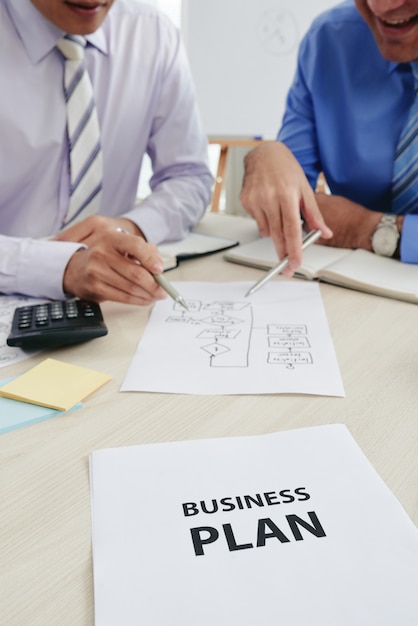 Free photo cropped people in formalwear discussing business plan