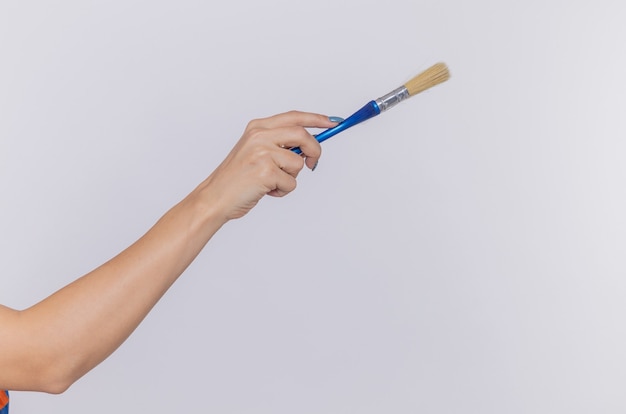 Free photo cropped photo of hand of woman holding paint brush