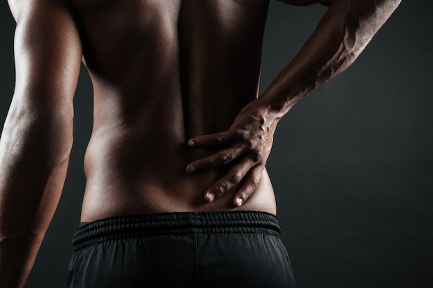 Обрезанное фото молодого афро-американского человека с болями в спине