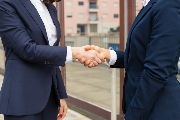 Free photo cropped shot of businesswomen shaking hands