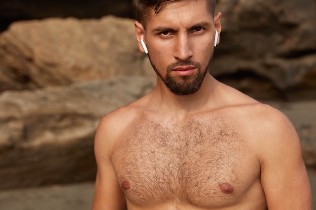 Free photo cropped shot of young muscular build man witn naked body