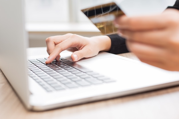 Foto gratuita ritagliata vista della persona che effettua il pagamento online