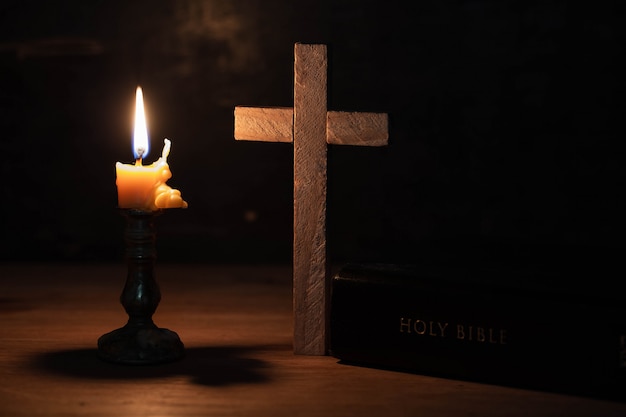 Free photo the cross was placed on table, along with the bible