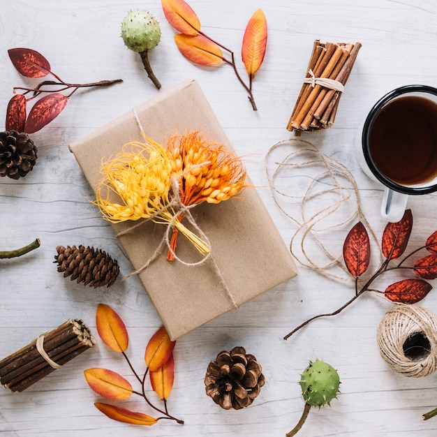 Foto gratuita fiori incrociati su scatola di cartone