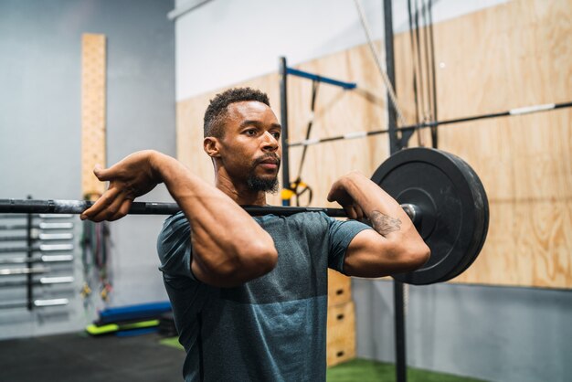 Crossfit athlete doing exercise with a barbell.