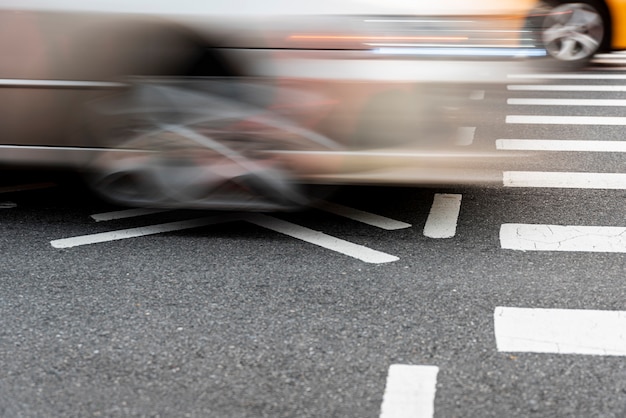 無料写真 道路のクローズアップで交差する車