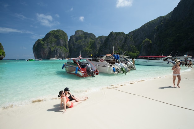日光浴​を​している​観光​客​の​群れ​は​、​プーケット県​タイ​で​最も​美しい​ビーチ​の​ひとつ​、​マヤ​ベイ​へ​の​日帰り​ボート​で​の​旅​を​楽しんでいます​。