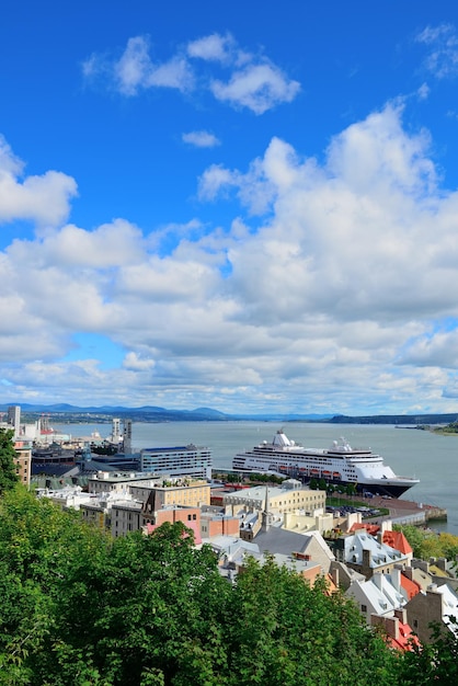 Foto gratuita nave da crociera e vecchi edifici della città bassa con cielo blu a quebec city.