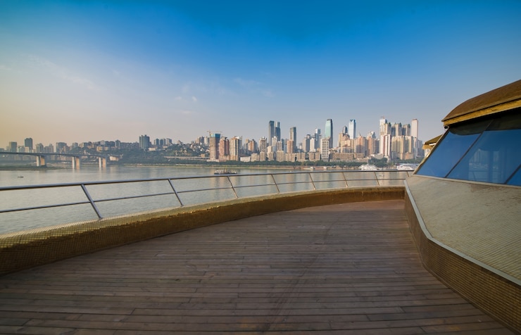 Free Photo a cruise ship in the yangtze river in chongqing