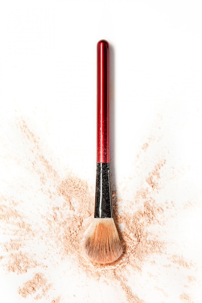 Free photo crushed mineral shimmer powder with makeup brush