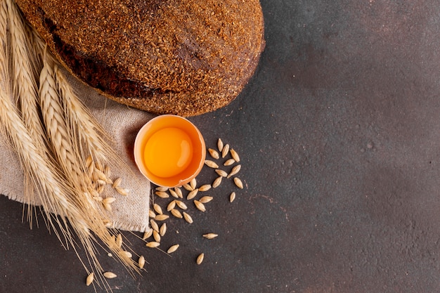 Foto gratuita pane croccante con semi di grano e uova