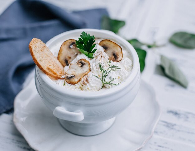 crutone with mushrooms and cream