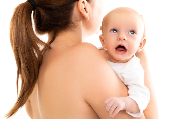 Плачущий ребенок на груди матери на белом фоне концепции нежности и грудного вскармливания