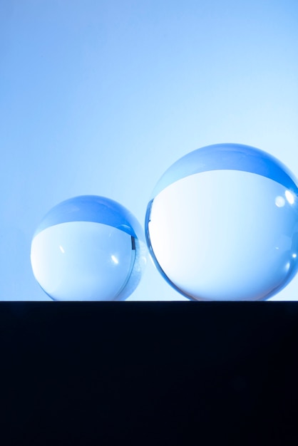 Free photo crystal balls with blue background