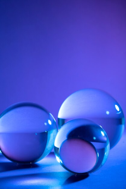 青色の背景を持つ水晶玉