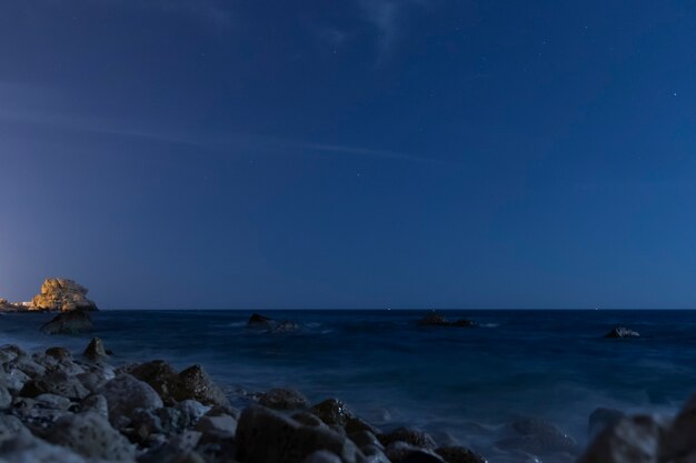 海の上のクリスタルクリアな夜空