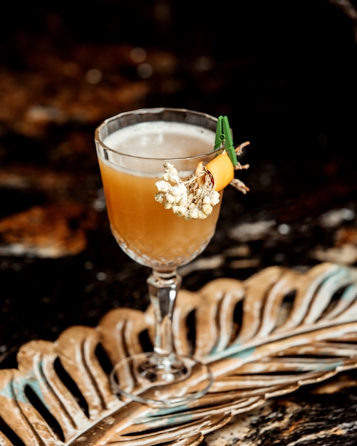 Бесплатное фото Хрустальный бокал для коктейля с цветочной и апельсиновой цедрой