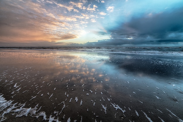 Foto gratuita acqua cristallina dell'oceano sotto il luminoso cielo soleggiato