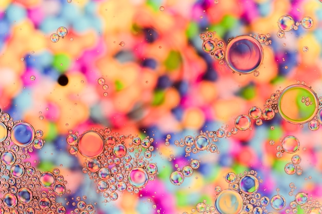 色付きの背景を持つ結晶の泡