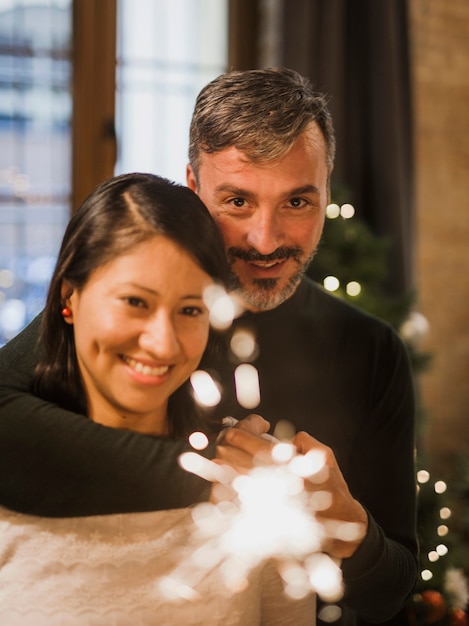 Free photo cuddling senior couple with sparkle