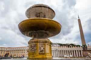Бесплатное фото Культурная площадь с фонтаном