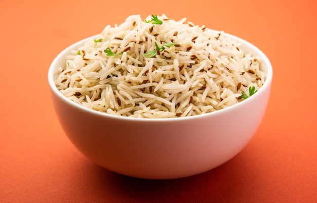Il riso al cumino o riso jeera è un popolare piatto principale indiano realizzato con riso basmati con spezie di base