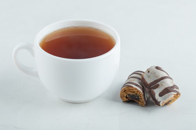 A cup of aroma tea with chocolate bars .