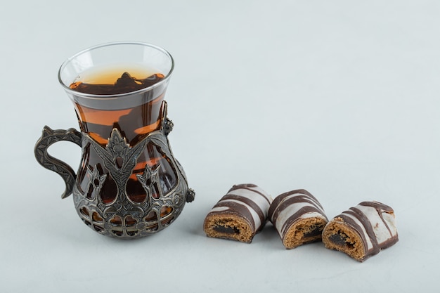 Una tazza di tè aromatico con barrette di cioccolato.