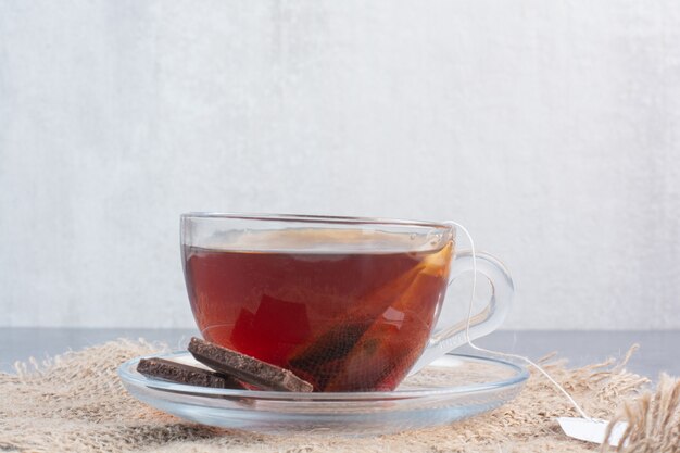 Чашка ароматного чая с деревянной ложкой настоя.