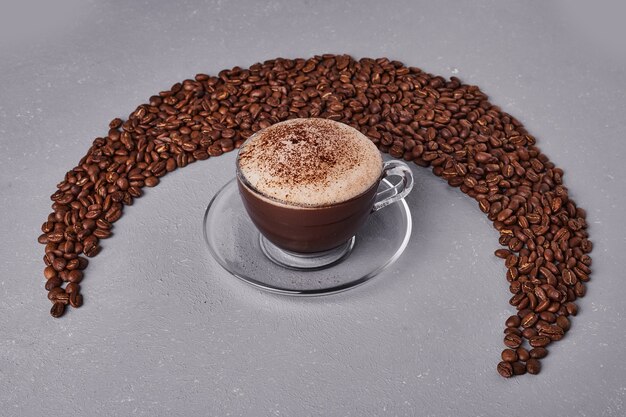 アラビカ豆に一杯のコーヒー。