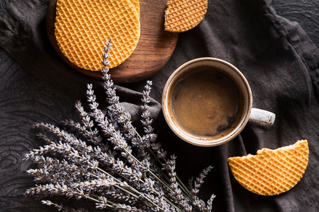 Stroopwafle와 커피 배열의 컵