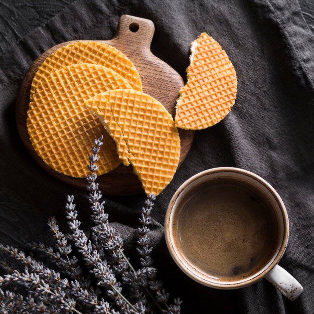 Stroopwafles와 커피 배열 컵