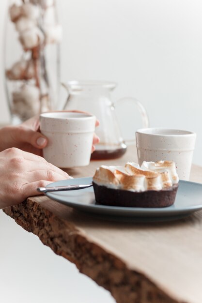 一杯のコーヒー、木の枝、木製の窓辺